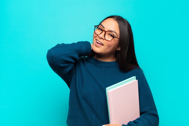 Giovane donna latina che ride allegramente e con sicurezza con un sorriso informale, felice e amichevole