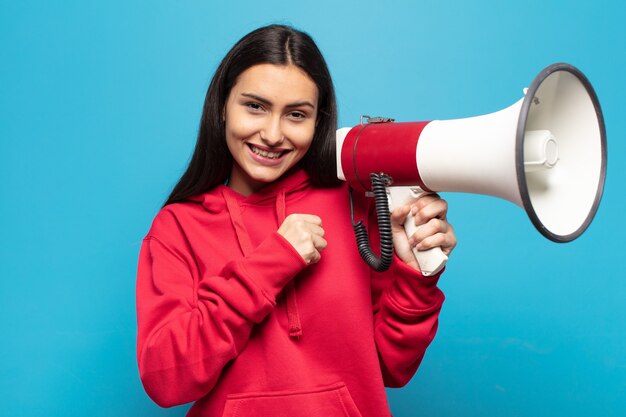 Giovane donna latina che si sente felice, positiva e di successo, motivata quando affronta una sfida o celebra buoni risultati