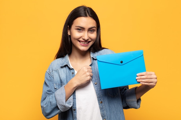 Giovane donna latina che si sente felice, positiva e di successo, motivata quando affronta una sfida o celebra buoni risultati