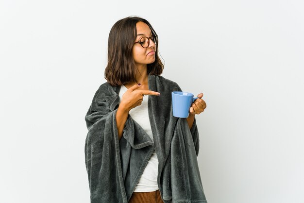 Giovane donna latina con coperta isolata sul muro bianco sorridente allegro che mostra il numero cinque con le dita.