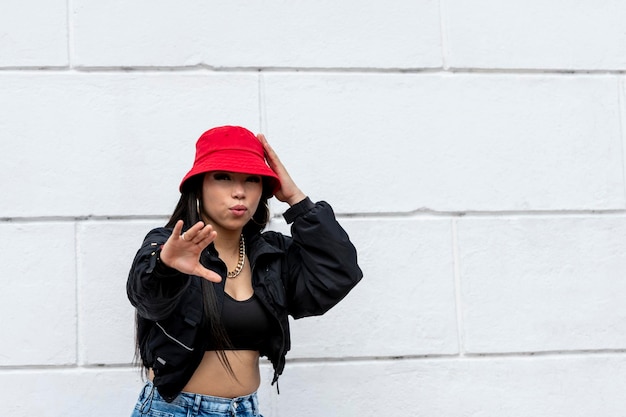 Giovane donna latina hip hop che balla per strada con un cappello rosso Panama Central America stock photo