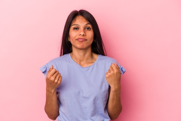 Giovane donna latina isolata su sfondo rosa che mostra che non ha soldi.