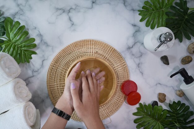 Giovane donna lavarsi le mani con sapone in bagno.