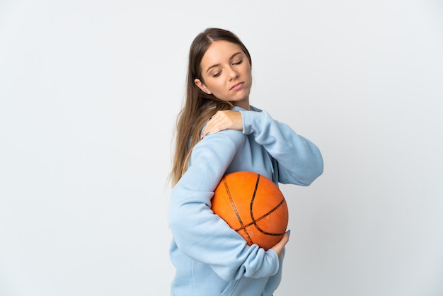 Giovane donna lituana che gioca a basket isolato su sfondo bianco che soffre di dolore alla spalla per aver fatto uno sforzo