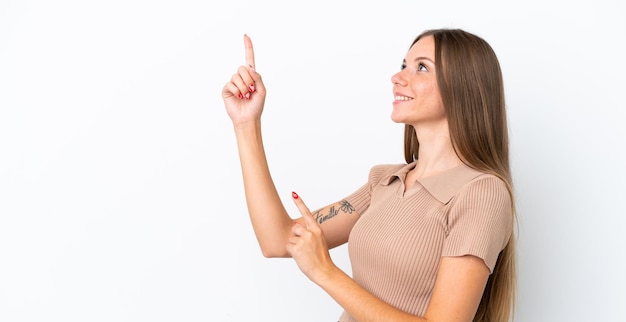 Giovane donna lituana isolata su sfondo bianco che punta con il dito indice una grande idea