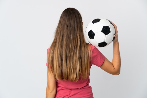 Giovane donna lituana isolata su sfondo bianco con pallone da calcio