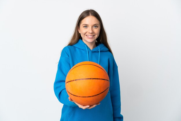 Giovane donna lituana isolata su sfondo bianco giocando a basket