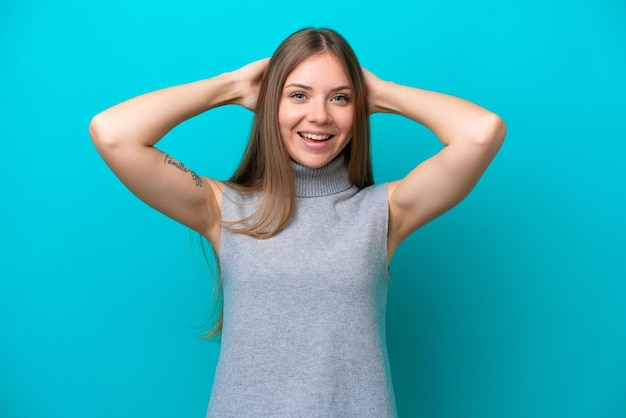 Giovane donna lituana isolata su sfondo blu ridendo