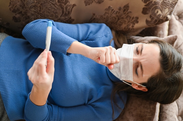 Giovane donna malata di influenza