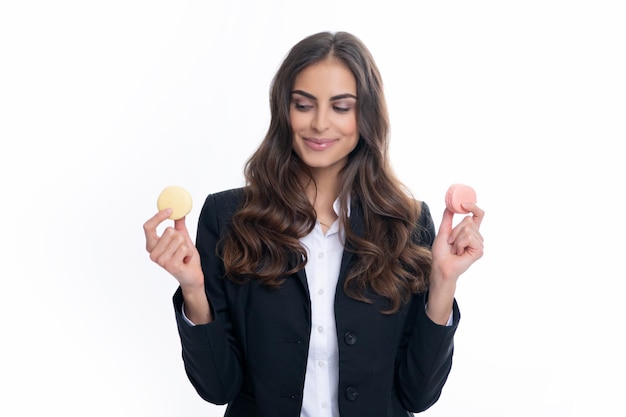 Giovane donna mangiare delizioso amaretto su sfondo bianco Ragazza mangiare il macaron