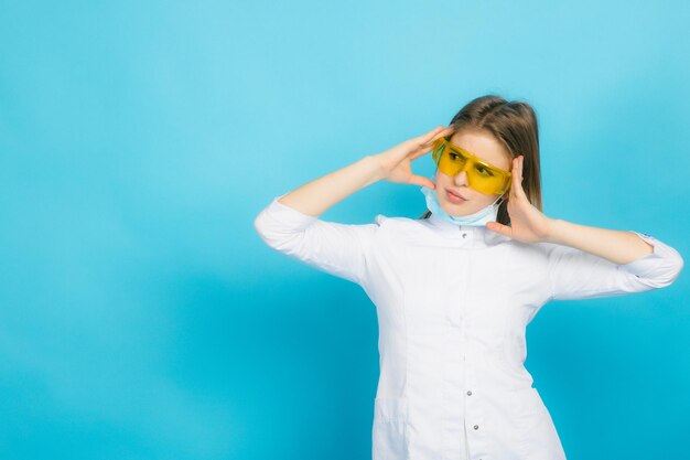 Giovane donna medico con siringa e occhiali gialli