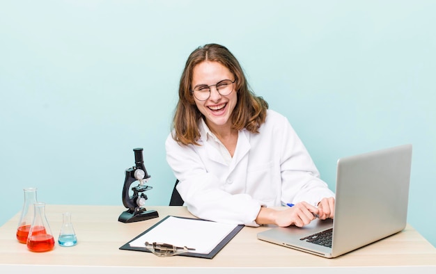 Giovane donna medico con un concetto di scienziato del microscopio