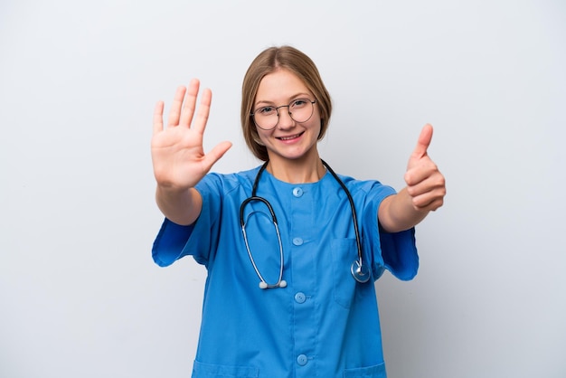Giovane donna medico infermiera isolata su sfondo bianco contando sei con le dita