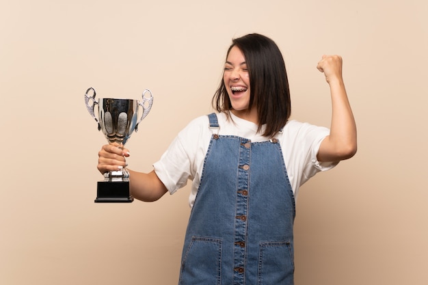 Giovane donna messicana più isolata in possesso di un trofeo