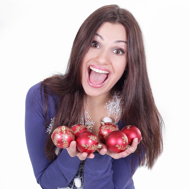 Giovane donna molto felice che mostra le palle di natale