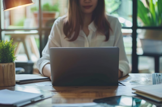 Giovane donna multitasking in un ufficio moderno focalizzato sul successo