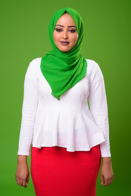Giovane donna musulmana africana contro la chiave di crominanza con parete verde