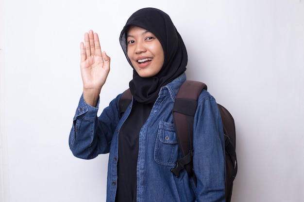 Giovane donna musulmana asiatica con uno zaino
