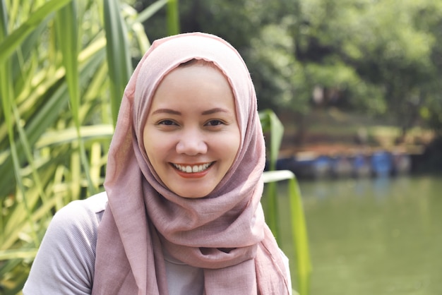 Giovane donna musulmana asiatica in hijab con faccina sorridente