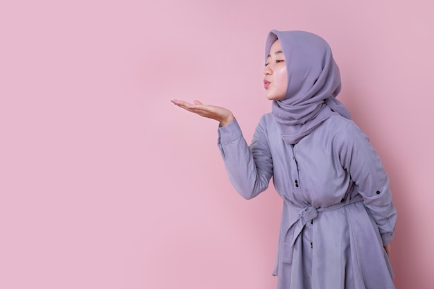 Giovane donna musulmana che indossa un hijab blu