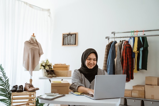 Giovane donna musulmana con un lavoro hijab