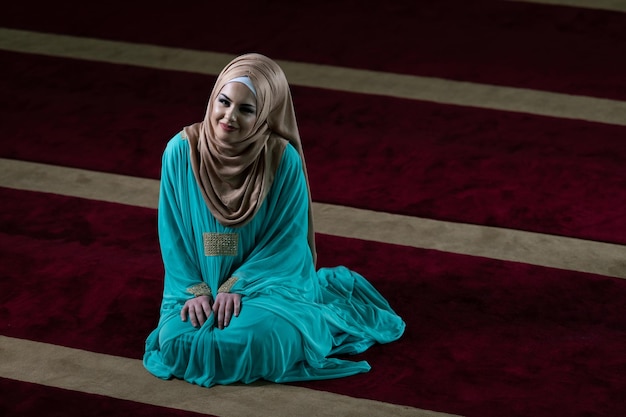 Giovane donna musulmana pregando