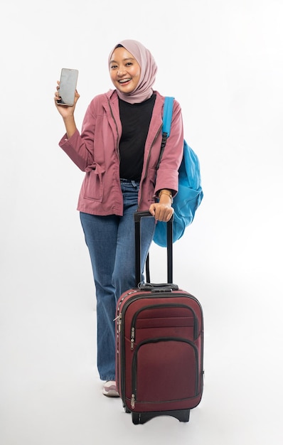 Giovane donna musulmana pronta per le vacanze durante le vacanze di eid mubarak