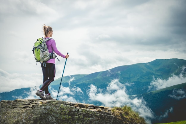 Giovane donna n in cima alle montagne