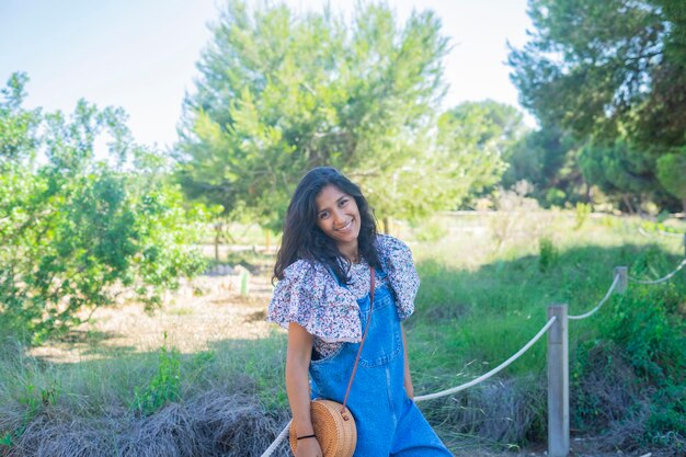 Giovane donna ndian felice in campagna