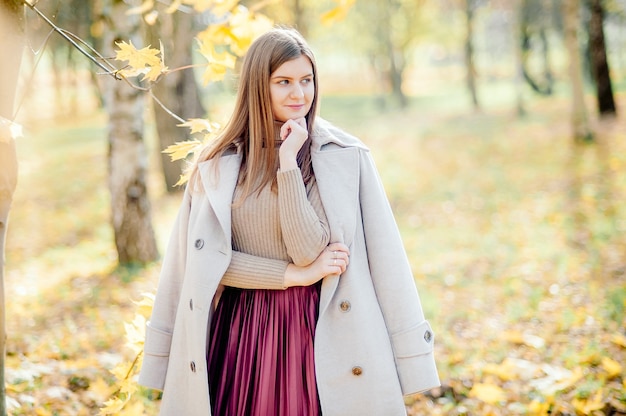 Giovane donna nel bellissimo parco d'autunno