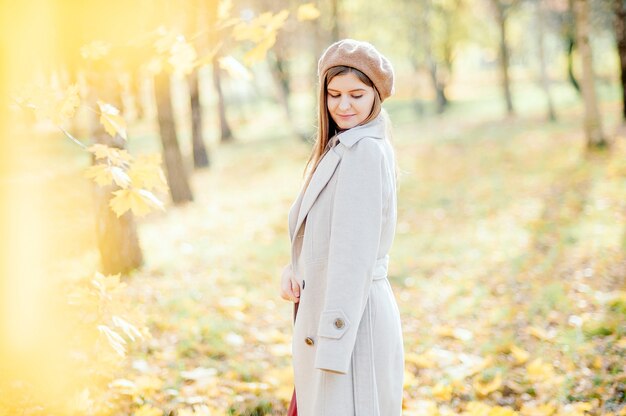 Giovane donna nel bellissimo parco d'autunno