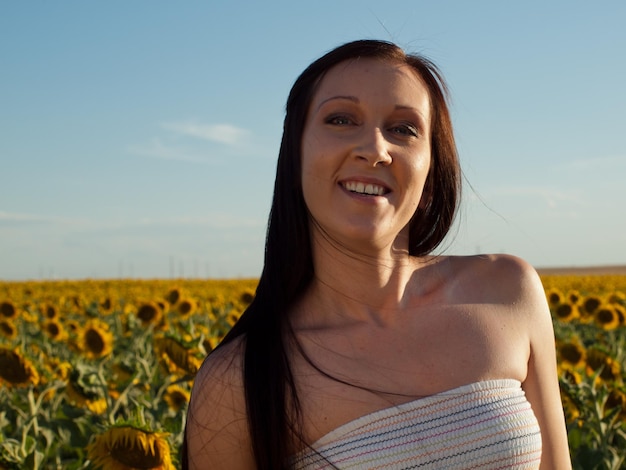 Giovane donna nel campo di girasoli.