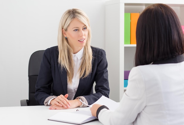 Giovane donna nel colloquio di lavoro