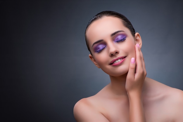 Giovane donna nel concetto di bellezza con un bel make-up