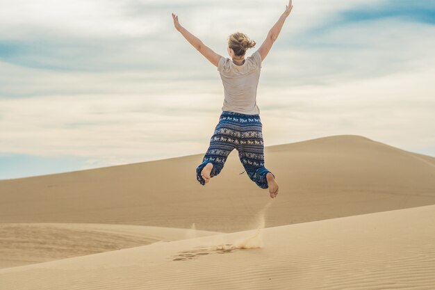 Giovane donna nel deserto, Mui Ne, Vietnam