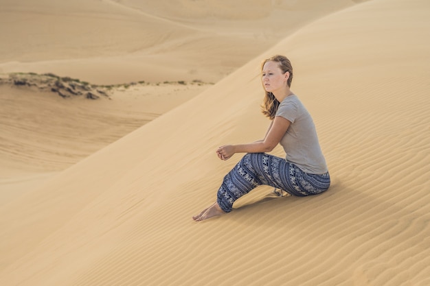 Giovane donna nel deserto, Mui Ne, Vietnam