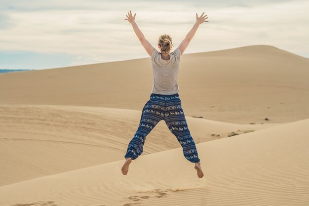 Giovane donna nel deserto