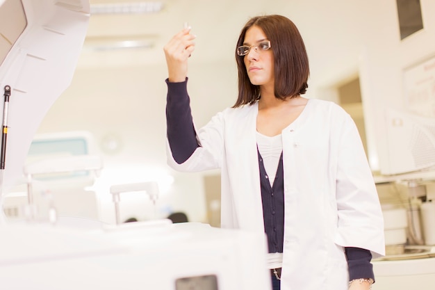 Giovane donna nel laboratorio medico