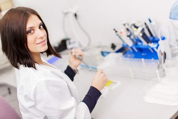 Giovane donna nel laboratorio medico