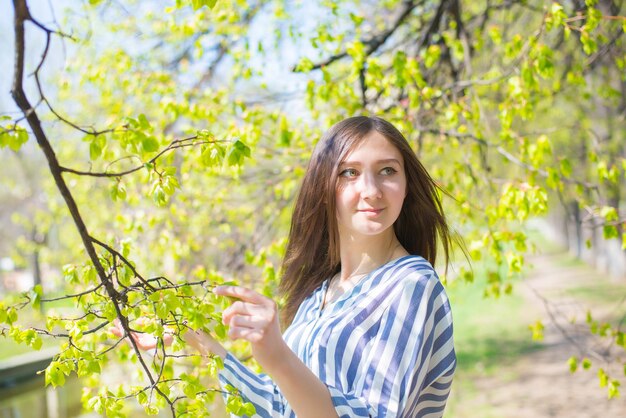 Giovane donna nel parco all'inizio della primavera