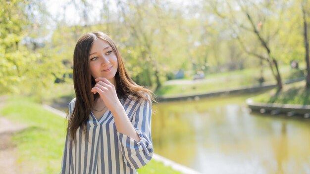 Giovane donna nel parco all'inizio della primavera