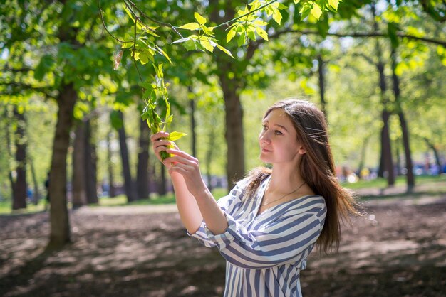 Giovane donna nel parco all'inizio della primavera