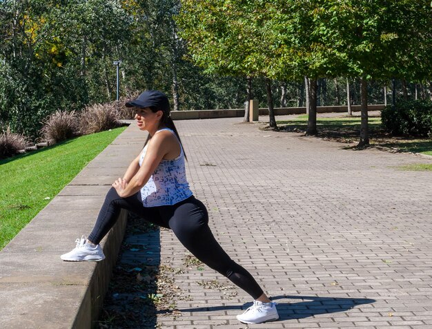 Giovane donna nel parco che si prepara per una corsa