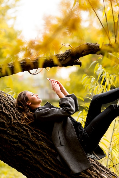 Giovane donna nel parco d&#39;autunno