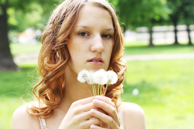 Giovane donna nel parco estivo