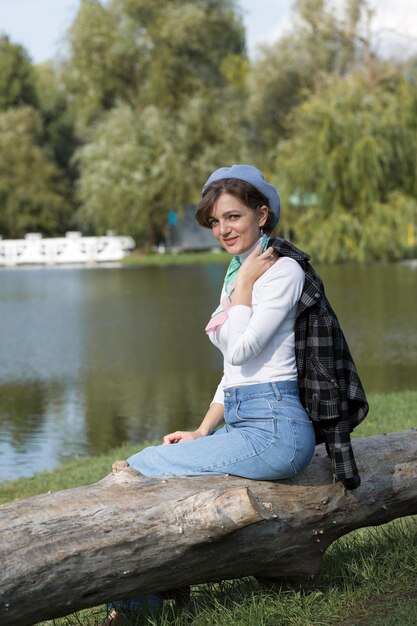 Giovane donna nel parco parla al cellulare Ritratto di ragazza carina in stile francese