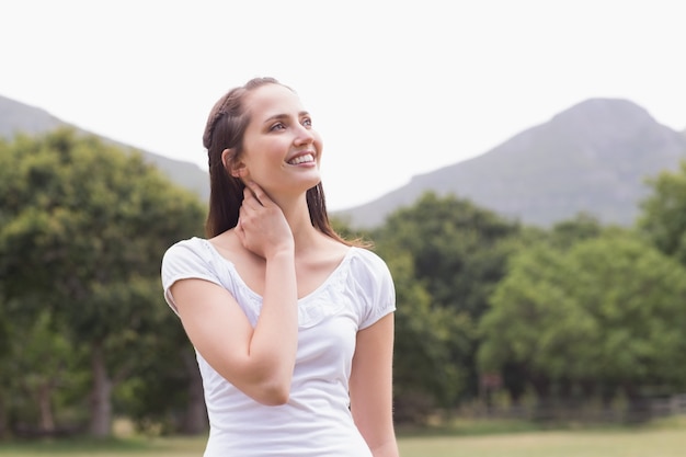 Giovane donna nel parco