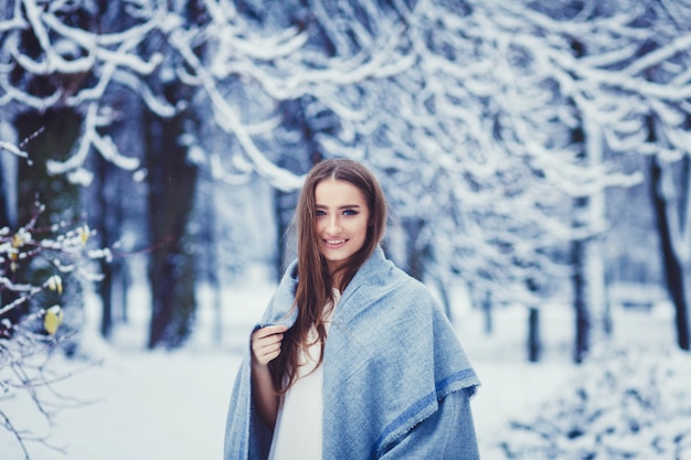 Giovane donna nel parco