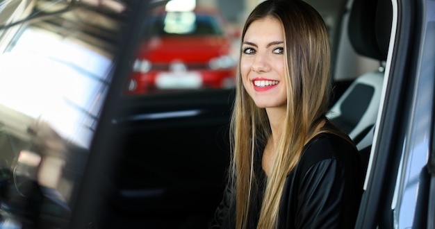 Giovane donna nel suo nuovo sorriso auto