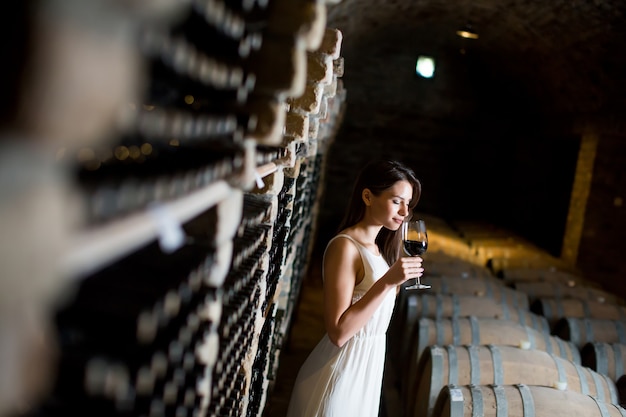 Giovane donna nella cantina